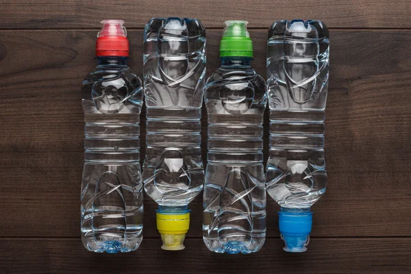 Plast vatten flaska på bordet — Stockfoto