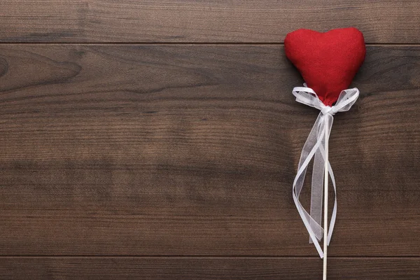 Forma de corazón de felpa roja en palo —  Fotos de Stock