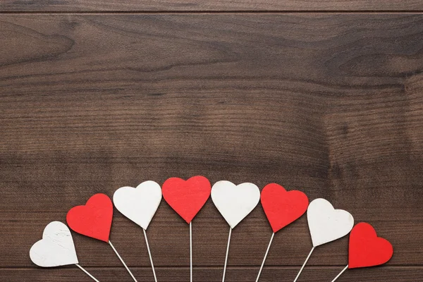 Rode en witte hart shapes op stokken — Stockfoto