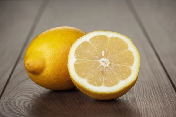 Limões frescos na mesa de madeira — Fotografia de Stock