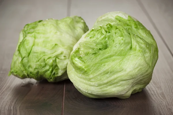 Čerstvý zelený ledový salát — Stock fotografie