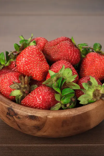 Erdbeeren auf dem Holztisch — Stockfoto