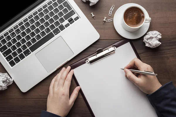 Empresaria en la mesa de la oficina con bloc de notas y computadora — Foto de Stock