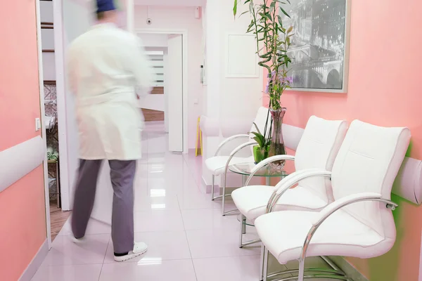 Um corredor hospitalar — Fotografia de Stock