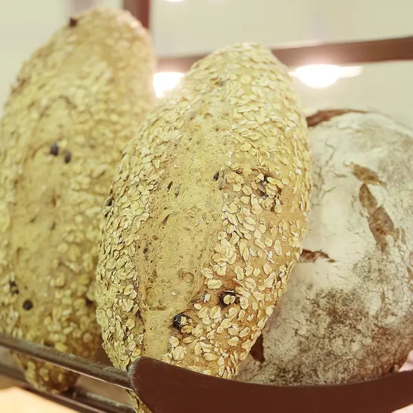 Свежий хлеб в пекарне — стоковое фото