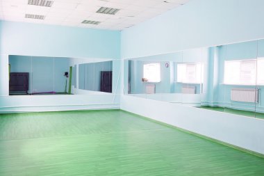 Bir spor salonunun içinde.