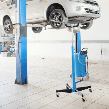 Bir araba onarım istasyonu iç