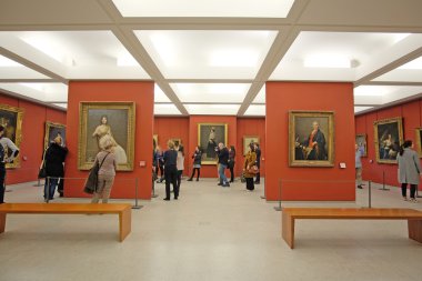 Louvre resimlerde ziyaretçi bakmak