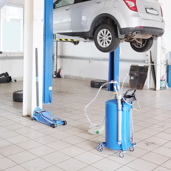 Interno di una stazione di riparazione auto — Foto Stock