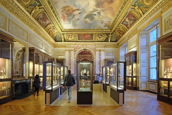 Интерьер старинного зала в Лувре — стоковое фото