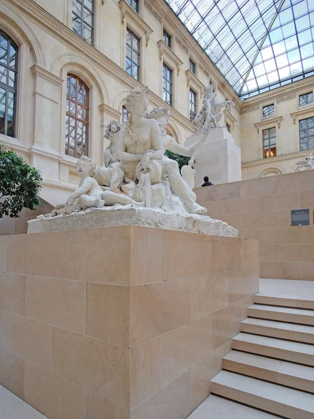 Um dos salões no Louvre — Fotografia de Stock