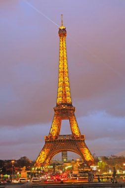 Bir gece Paris'te Eyfel Kulesi