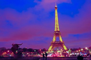 Bir gece Paris'te Eyfel Kulesi