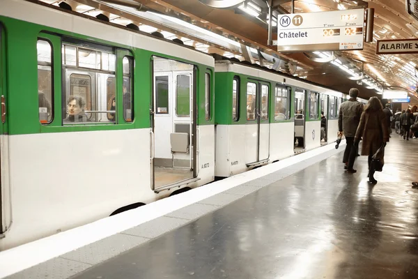 Metro train em Paris — Fotografia de Stock