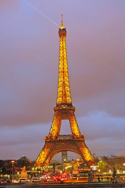 Eiffeltornet på en natt i Paris — Stockfoto