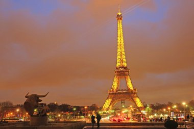 Bir gece Paris'te Eyfel Kulesi
