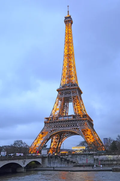 Bir gece Paris'te Eyfel Kulesi — Stok fotoğraf