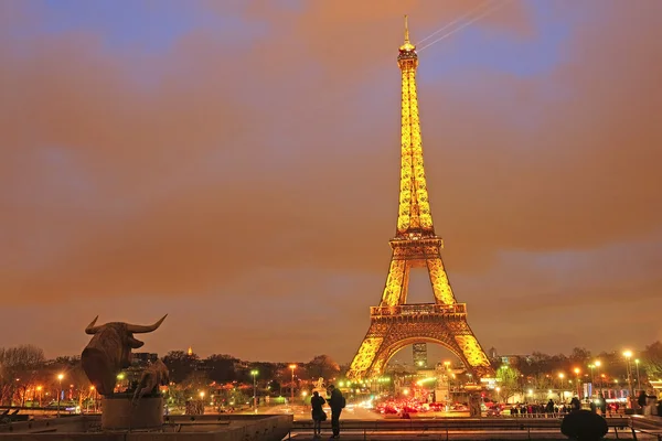 Bir gece Paris'te Eyfel Kulesi — Stok fotoğraf