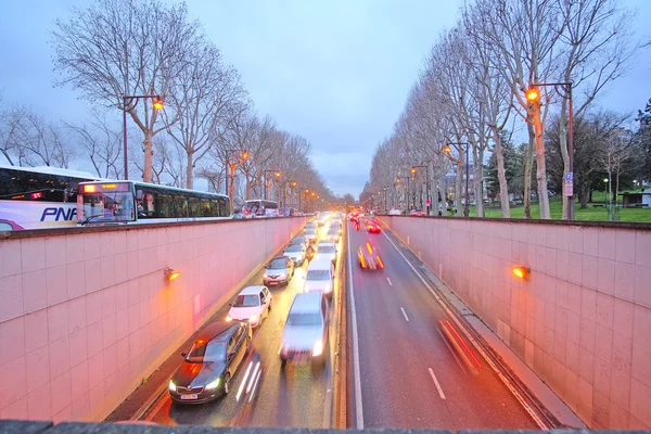 Engarrafamento em uma rua em um centro de Paris — Fotografia de Stock