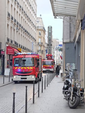  İtfaiye arabası bir Paris sokağı üzerinde