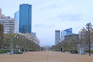 gökyüzü-kazıma bir Paris bölgesinde savunma aletleri