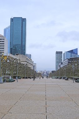 gökyüzü-kazıma bir Paris bölgesinde savunma aletleri