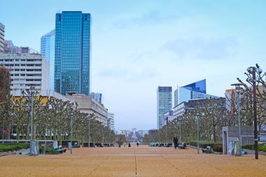 gökyüzü-kazıma bir Paris bölgesinde savunma aletleri