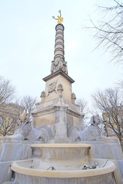 Paris'in merkezinde bir meydanda görünümünü