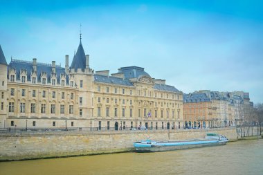 Sena Paris'te bir Nehri üzerinde tekne