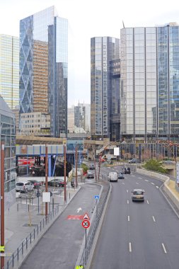 gökyüzü-kazıma bir Paris bölgesinde savunma aletleri