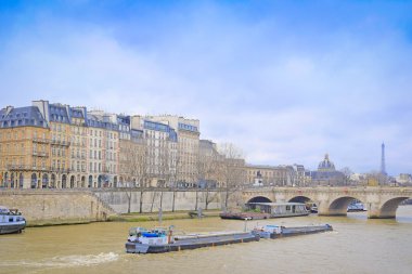 Sena Paris'te bir Nehri üzerinde tekne