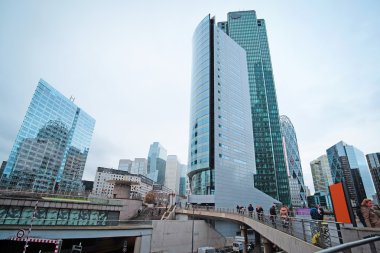 gökyüzü-kazıma bir Paris bölgesinde savunma aletleri