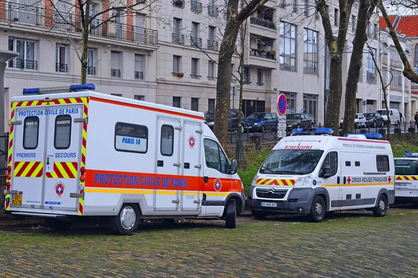 Машина спасателя на парковке в Париже — стоковое фото