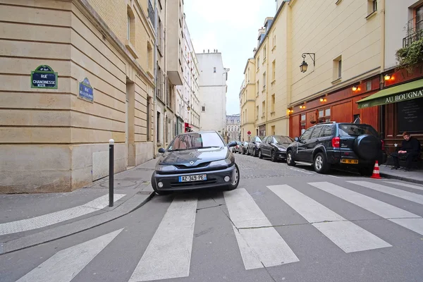 Auto's op een parking in Parijs — Stockfoto