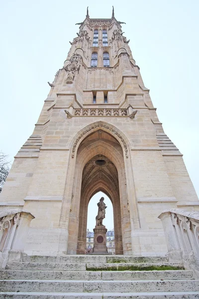 罗马天主教教会在巴黎中心 — 图库照片