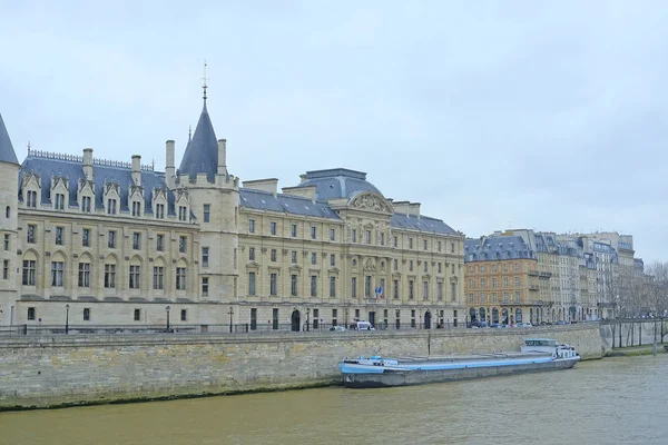 Човен на річці Сена в Парижі — стокове фото