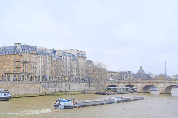 Barco en un río Sena en París — Foto de Stock