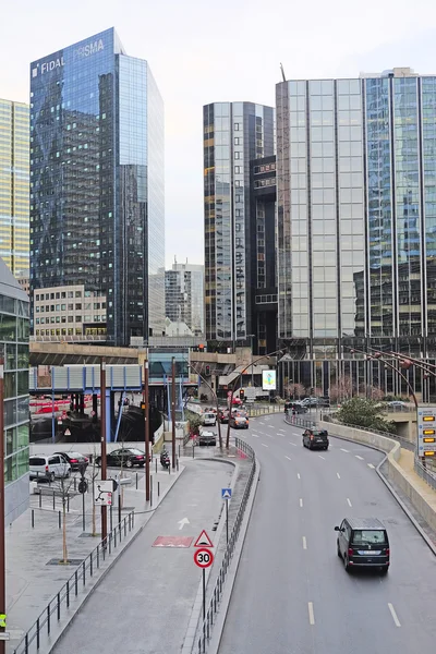 Gratte-ciel dans un quartier parisien Défense — Photo