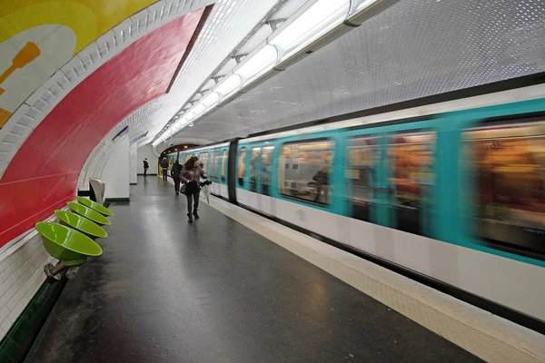 Metro tåg i paris — Stockfoto