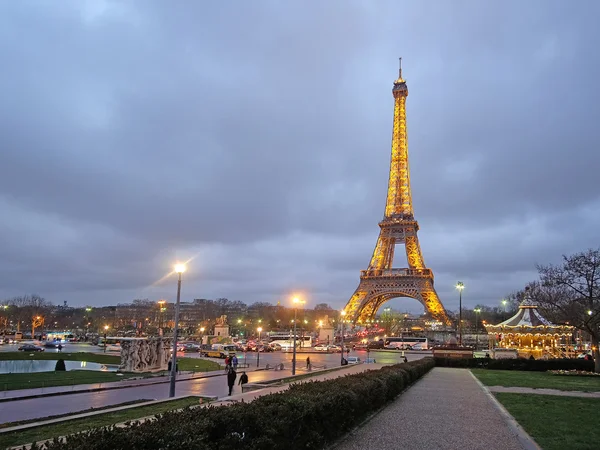 Bir gece Paris'te Eyfel Kulesi — Stok fotoğraf