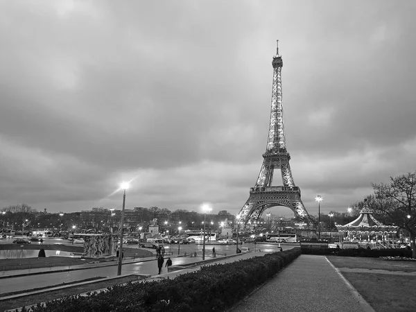 Wieża Eiffla w nocy w Paryżu — Zdjęcie stockowe