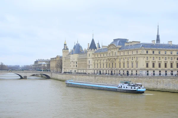 Barca su un fiume Sena a Parigi , — Foto Stock