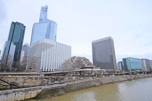 Gratte-ciel dans un quartier parisien Défense — Photo