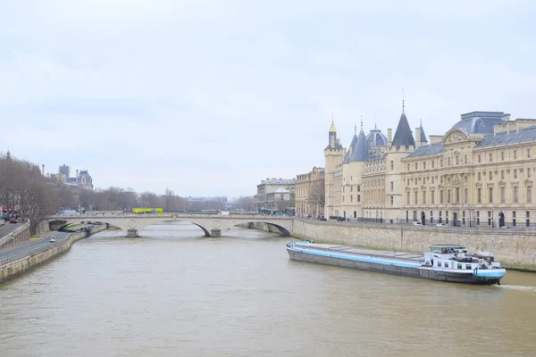 Barco em um rio Sena em Paris — Fotografia de Stock