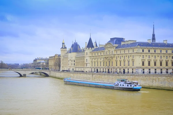 Barco en un río Sena en París — Foto de Stock