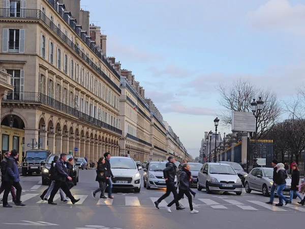 Pedestre atravessar estrada em um centro de Paris — Fotografia de Stock