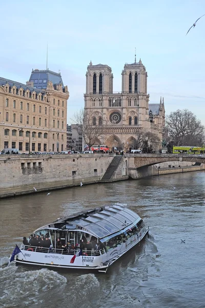 Boot auf einem Fluss sena in paris — Stockfoto