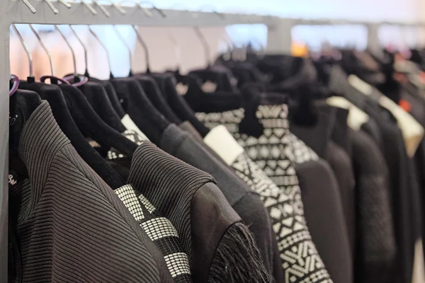 Akasztó a ruházati bolt — Stock Fotó