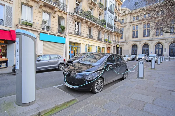 Cargas de coches eléctricos en París —  Fotos de Stock