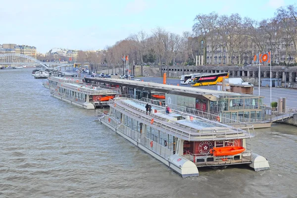 Barco en un río Sena en París —  Fotos de Stock